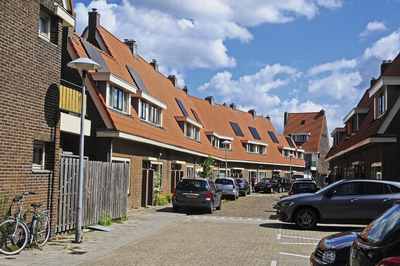904518 Gezicht op de huizen Leo XIII-straat 19 (links) -lager te Utrecht.